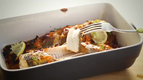 Ryby Pieczone Przyprawami Warzywami Piekarniku Naczyniu Ceramicznym — Wideo stockowe