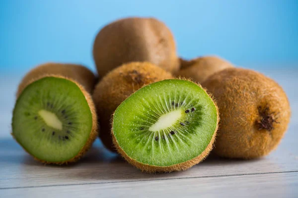Kiwi Gyümölcs Szelet Közelkép Egy Világoskék Háttér Jogdíjmentes Stock Képek