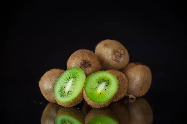 Kiwi Frukt Skiva Närbild Isolerad Svart Bakgrund Stockbild