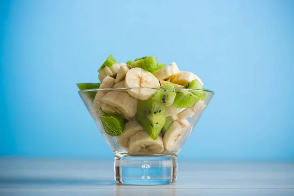 Frukt Sallad Bananer Och Kiwi Blå Bakgrund — Stockfoto