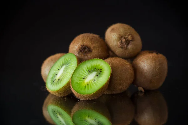 Kiwi Frukt Skiva Närbild Isolerad Svart Bakgrund Royaltyfria Stockfoton