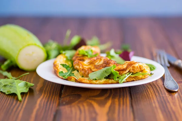 Gebratene Omeletts Mit Zucchini Und Kräutern Auf Einem Holztisch Stockfoto
