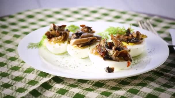 Uova Sode Ripiene Funghi Spezie Piatto Tavolo Legno — Video Stock