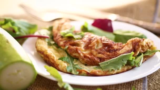 Kokta Stekta Omeletter Med Zucchini Och Örter Ett Träbord — Stockvideo
