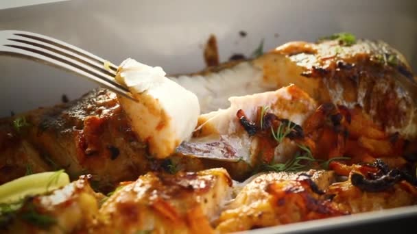 Ikan Yang Dipanggang Dengan Rempah Rempah Dan Sayuran Dalam Oven — Stok Video