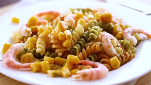 色彩艳丽的意大利面 甜玉米盘 清淡的沙拉 放在轻薄的木桌上 — 图库视频影像
