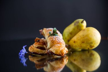 Tatlı hamur işleri, armutlu puf börekleri, siyah arka planda izole edilmiş. .