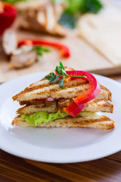 Gebakken Toast Met Kip Salade Groenten Een Houten Tafel Stockfoto