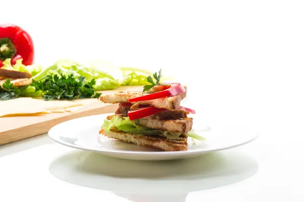 白い背景に隔離された鶏 サラダ 緑と乾燥トースト ストック写真