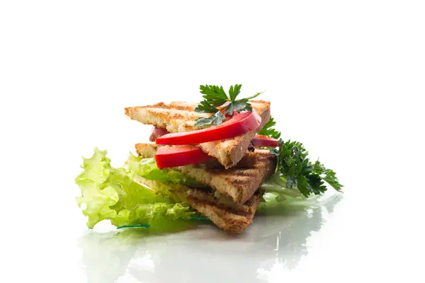 白い背景に隔離された鶏 サラダ 緑と乾燥トースト ロイヤリティフリーのストック写真