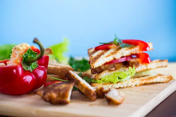 Gebakken Toast Met Kip Salade Groenten Een Houten Tafel Rechtenvrije Stockafbeeldingen