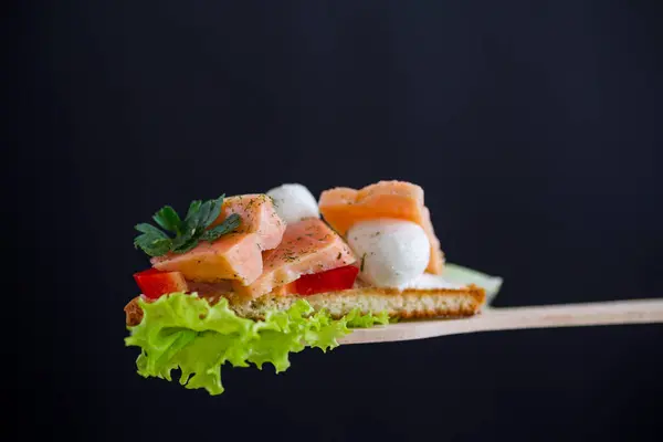 Gebratener Toast Mit Lachs Frischkäse Salat Isoliert Auf Schwarzem Hintergrund Stockfoto