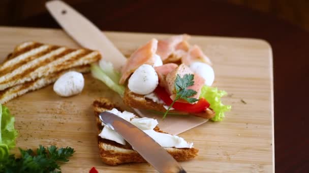 Gebakken Toast Met Zalm Roomkaas Salade Een Houten Tafel Videoclip
