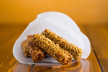 Çekirdekten yapılmış şeker çubukları .