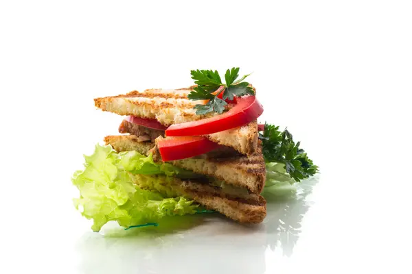 Gebakken Toast Met Kip Salade Groenten Geïsoleerd Witte Achtergrond Stockfoto