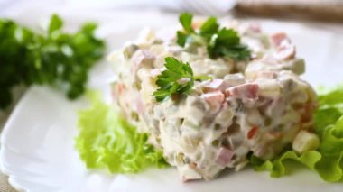 Haşlanmış sebzeli sebze salatası ve mayonezli. .