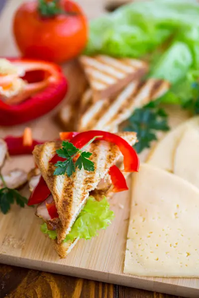 Sült Pirítós Csirkével Salátával Zöldséggel Egy Asztalon Jogdíjmentes Stock Képek