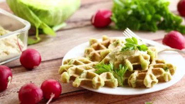 Bitkilerle kızartılmış lahana waffle 'ları..