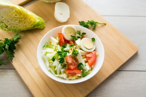 Salade Légumes Frais Chou Tomates Dans Bol Sur Une Table Images De Stock Libres De Droits