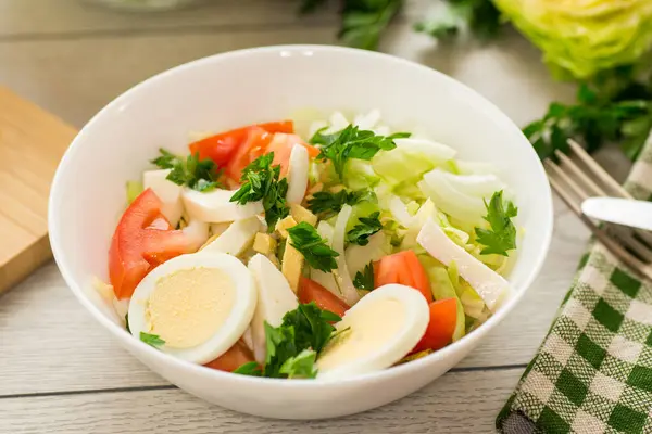 新鲜蔬菜沙拉 卷心菜 西红柿放在木制桌子上的碗里 图库图片
