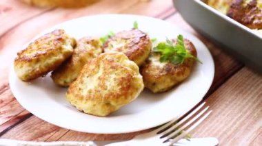 Ahşap bir masada seramik bir formda kızarmış et pirzolası. .