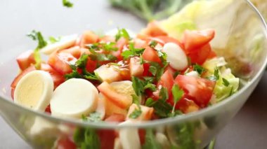Taze sebze salatası, lahana, domatesler ahşap bir masada. .