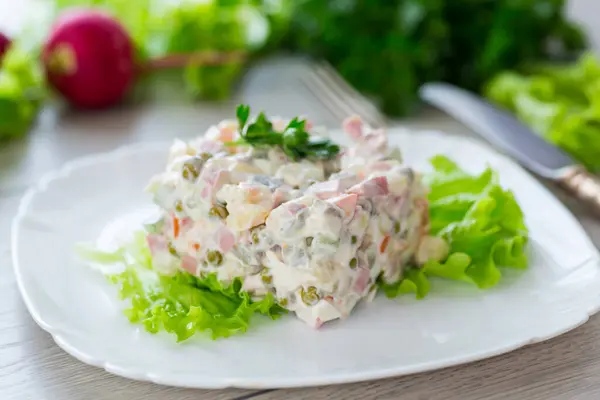 Salade Légumes Aux Légumes Bouillis Garnie Mayonnaise Photo De Stock
