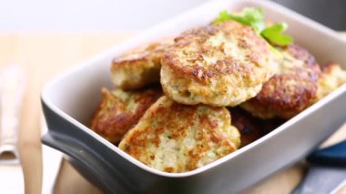 Ahşap bir masada seramik bir formda kızarmış et pirzolası. .