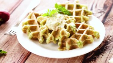 Bitkilerle kızartılmış lahana waffle 'ları..