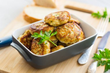 Ahşap bir masada seramik bir formda kızarmış et pirzolası. .