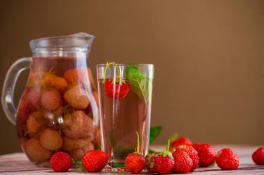 Tatlı taze çilek kompostosu olgun çilekler bir sürahide .