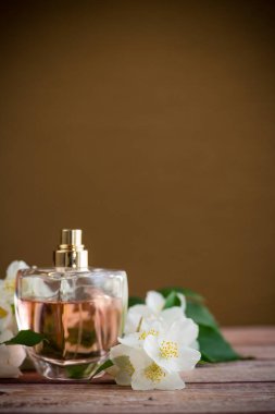 Yasemin çiçekleri ve parfüm kokulu .