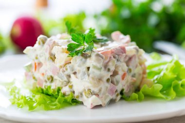 Haşlanmış sebzeli sebze salatası ve mayonezli. .