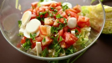 Taze sebze salatası, lahana, domatesler ahşap bir masada. .