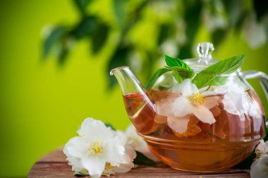 Yasemin çiçeği çayı cam çaydanlıkta .