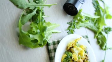 Ot, maydanoz ve dereotla doldurulmuş omlet. .