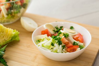 Taze sebze salatası, lahana, domatesler ahşap bir masada. .