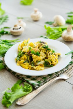 Ot, maydanoz ve dereotla doldurulmuş omlet. .