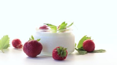 Beyaz arka planda izole edilmiş çilekli ev yapımı tatlı yoğurt. .