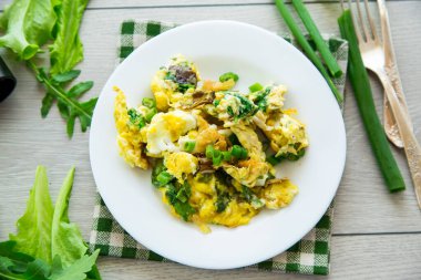 Ot, maydanoz ve dereotla doldurulmuş omlet. .