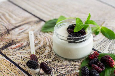 Siyah dutlu kavanozda ev yapımı tatlı yoğurt. .