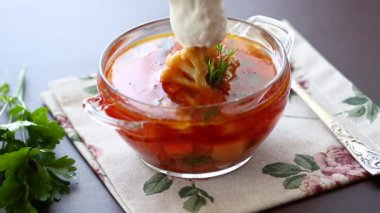 Brüksel lahanalı sebze çorbası ve karnabahar, ahşap bir masada cam bir tabakta. .