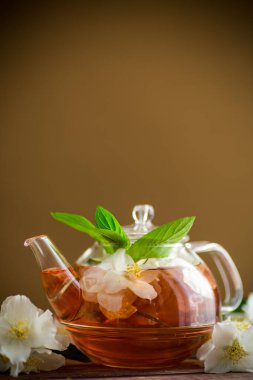 Yasemin çiçeği çayı cam çaydanlıkta .