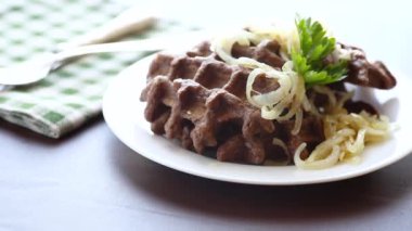 Soğan ve otlu kızarmış ciğer waffle 'ı. .