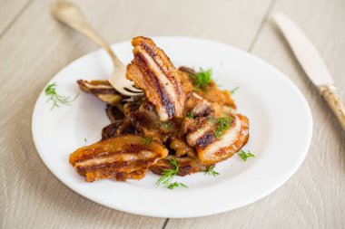 Kıtır kıtır altın ızgara domuz eti .