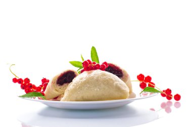 Buğulanmış ev yapımı tatlı meyveli hamur tatlısı, kırmızı üzümlü. .