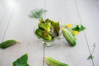 Ev yapımı yemekler, hafif tuzlu salatalıklar ve baharatlar. .