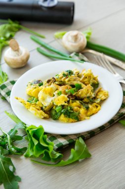 Ot, maydanoz ve dereotla doldurulmuş omlet. .