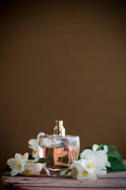 Yasemin çiçekleri ve parfüm kokulu .