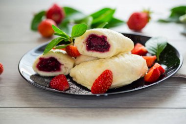 Ev yapımı tatlı, çilekli buğulanmış hamur köftesi. .